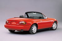 1989年9月に発売された「ユーノス・ロードスター」。マツダの新しい販売チャンネル、ユーノス店の専売モデルとして誕生した。当初は最高出力120PSの1.6リッター直4エンジンを搭載していたが、マイナーチェンジで同130PSの1.8リッター直4エンジンに変更された。