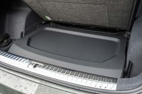 荷室のフロアボードの下には収納スペースが隠されている。使わないときにトノカバーをしまっておけるのがスマートだ。