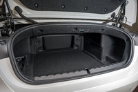 トランク容量はクローズ時が385リッターでオープン時が300リッター。