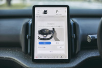 操作・表示にかかわる物理スイッチの多くはセンターディスプレイ内のメニューに置き換えられている。写真はサイドミラーの調節シーン。