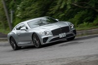 48V電源でスタビライザーを制御（固めたり緩めたり）して車体のロールを抑制する「ベントレーダイナミックライド」を標準装備する。