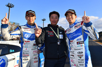 勝利をよろこぶKONDO RACINGの3人。写真左から、柳田真孝、近藤真彦監督、そして佐々木大樹。