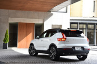 「モメンタム」グレードの一部と「R-DESIGN」グレードには、ボディーカラーとルーフカラーが異なる2トーンカラー仕様が用意される。