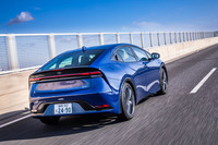 デザイン優先のボディーフォルムによって、Cd値（空気抵抗係数）は先代が0.24であったのに対し、新型では0.27へと悪化している。こうした割り切りにも「プリウス」を単なるエコカーではなく、魅力で選ばれるクルマにしようとするトヨタの意図がうかがえる。