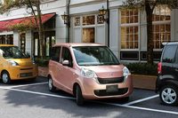 5代目「ライフ」で操舵支援機能付きパーキングアシスト機能に手を付けたホンダだが、今では軽自動車へのこうした機能の採用は見合わせている。（写真：本田技研工業）