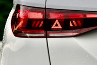 前後のLEDランプユニットには、「MMIパノラマディスプレイ」によって切り替え可能な8種類のライトシグネチャー（点灯パターン）を用意。写真は三角停止版のようなデザインで光るリアのOLEDランプ。