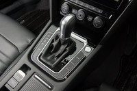 トランスミッションは6段のデュアルクラッチ式ATを採用。シフトセレクターまわりには、ドライブモードの切り替えスイッチなどが並ぶ。