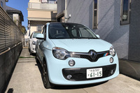 「147」を廃車にしたカーマニア仲間Kをふびんに思い、「俺のナロー」こと水色の「ルノー・トゥインゴEDCキャンバストップ」を貸し出した。“青いクルマ”として近所の子どもにも人気なのだとか。