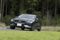 フロントサスペンションは、接地性に優れるダブルウイッシュボーン式。構成パーツの大半がアルミ製となっている。対するリアは、グラスファイバー複合素材を使ったリーフスプリングを含むマルチリンク式が採用されている。