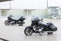 戦前の「R5」をはじめとする、往年のBMW製モーターサイクルに範を求めた「R18」シリーズ。イメージカラーの「ブラックストームメタリック」も、それらをモチーフにしたものだ。