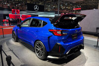 巨大なウイングが目を引くリアビュー。