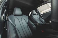 表皮一体発泡構造を持つ専用デザインのフロントシートを装備。「LBX」で「ヤリス クロス」よりも15mm下げた着座位置を「MORIZO RR」ではさらに10mm下げている。