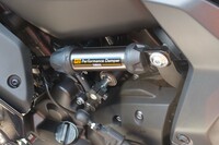 こちらは他のスーパースポーツバイクのパフォーマンスダンパー。モデルごとに、本体のデザインには差異がある。