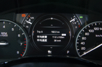 メーターは2眼式。中央の丸い枠はマルチインフォメーションディスプレイで、車速や燃費といった走行情報や、タイヤの空気圧などが表示される。