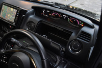 ステアリングホイールの前方には、ティッシュボックスが入れられるふた付きの収納も。