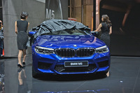 アンベールされる新型「M5」。