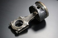 かのアイルトン・セナがドライブした「マクラーレンMP4/5B」の、V10エンジンのピストン＆コンロッド。メモラビリア事業では、こうした貴重なパーツやエンジン本体が売りに出されることになる。