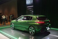 発表イベントに展示された「308 GT BlueHDi」。3本のライオンのかぎ爪をイメージしたリアコンビネーションランプは、薄型の新デザインに変更。「GT」グレードには3DフルLEDランプが用いられる。