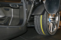 サイドシルやフェンダーなどに見られるあや織り模様に注目。「エヴァイヤ」の車体は軽量・高剛性なカーボンファイバーでできているのだ。