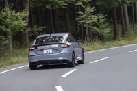 シャシーは車高を5mm下げた専用のセットアップ。バネレートを高めるなどしてロール剛性を強化している。