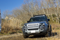 オフロードを進む「ディフェンダー90」。先行車の通ったルートをトレースするのが基本だが、走行中の車体直下映像を映し出す「クリアサイトグラウンドビュー」を作動させることによって、安心感が増す。