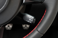 ACCの操作はレバー式。クラッチを5秒以上切り続けたり、車速が25km/h以下になったりすると、自動で作動が停止する。