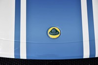 ストライプのカラーは、試乗車のノットブルーのほか、ベノムレッドとアロエグリーンが選べる。販売台数は各色10台ずつ。