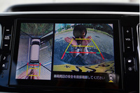 上空から見下ろしたような視界が得られる「パノラマモニター」をダイハツ車として初めて採用している。