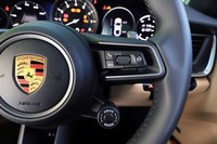 「スポーツクロノパッケージ」装着車では、ステアリングホイールのアナログ時計で言う4時に相当する位置に備わる「スポーツレスポンススイッチ」を押すと、最大加速に備え20秒間のみ各種走行設定が“最強モード”になる仕組み。いわゆるレーシングマシンでのオーバーテイクスイッチにあたるものだ。