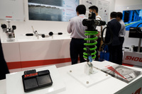 ショーワは2017年より二輪車用電子制御サスペンションを手がけてきた。こちらはカワサキのスーパースポーツモデル「ニンジャZX-10R」の電子制御式減衰力可変ダンパー付きリアショックと、ショーワが独自開発しているサスペンション用ECU。