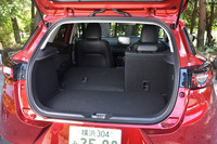 荷室の容量は5人乗車時で350リッター。6：4分割可倒式の後席を倒すことで、さらに拡大できる。