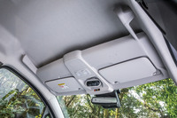 従来型「カングー」と同じく、小物の収納に便利なフロントオーバーヘッドコンソールや、後部座席の様子を映し出せるチャイルドミラーを全車に標準で装備する。チャイルドミラーは横幅が130mm、高さが50mmと大型だが、使用しない場合は折りたたんで収容できるので邪魔にならない。