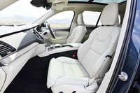 前席はベンチレーション機能付きのパーフォレーテッド仕様。別途、オプションでスポーツシートも選べる。