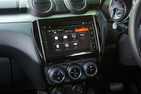 センタークラスターに収まるタッチパネル式メモリーナビと、オートエアコンの操作パネル。「エコモード」を選択すると、空調の制御がアイドリングストップ時にエンジンが再始動しにくい、燃費優先の制御に切り替わる。