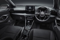 ブラック基調でコーディネートされた「ヤリスG“KINTOツーリングセレクション”」のインテリア。