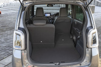 後席の格納は肩口のレバーでロックを解除し、ダイブダウンさせるタイプ。荷室には床下収納も備わっている。