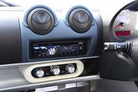 シンプルながら空調システムやオーディオ（試乗車のものはクラリオン製）も搭載されている。