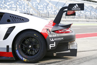 ホイールは1ピースの鍛造アロイ。タイヤサイズは前が30/68-18、後ろが31/71-18（写真）で、ミシュランのスリックを履く。