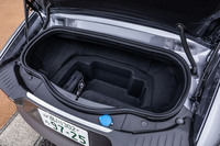 荷室容量はドライ計測方式で132リッター、ウエット計測方式で233リッター。荷室の最後端部に12V鉛バッテリーを搭載している。