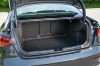 「セダン」のトランクルーム容量は425リッター。こちらにも後席背もたれの3分割可倒機構が付いている。