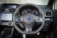 サスペンションセッティングの変更以外にも、走りに関しては電動パワーステアリングの改良や高μブレーキパッドの採用など、さまざまな箇所に手が加えられた。