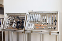 標準的なショックアブソーバーを構成するパーツの一覧。カヤバは製品の内製率が高く、さらにそれら製品を製造する生産設備も85％が自社製になるという。