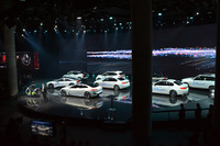 ステージの上に勢ぞろいした、BMWの電動パワートレイン搭載車。