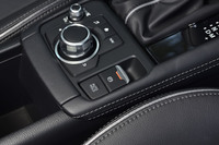 
	パーキングブレーキは、コンベンショナルなレバー式から電動スイッチ式に。これに伴い、センターコンソールの形状は大きく変わった。
	