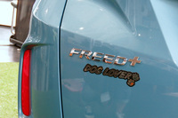 テールゲートを飾る「DOG LOVER」のエンブレム。フロアマットやテールゲートストラップともども、用品としても販売できそうなアイテムだが、ホンダアクセスのスタッフいわく「この20台分以上は作らない」とのこと。