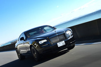 車重2.5tに迫る重量級の「レイス ブラックバッジ」だが、0-100km/h加速は4.5秒でこなす。