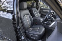 シート表皮はナッパレザー。前席にはヒーター＆ベンチレーション機能に加えて、10way（助手席は8way）の電動調整機構も完備。