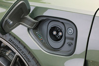 本国仕様の受電能力は、聞いて驚け320kW！ 日本仕様も、プレミアムチャージングアライアンス等で設置される最高出力150kWの急速充電器の恩恵を、フルに受けることができる。