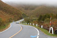 霧ヶ峰エリアのビーナスラインの様子。空が晴れてて峰々の様子が見渡せたなら、最高に気持ちよかっただろうに。（涙）