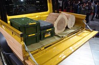 
	荷台の部分は、軽トラック「キャリイ」のものを流用して作られている。デザインのバランスを取るのが難しく、試作に際しては数cmレベルでの調整を要したという。
	